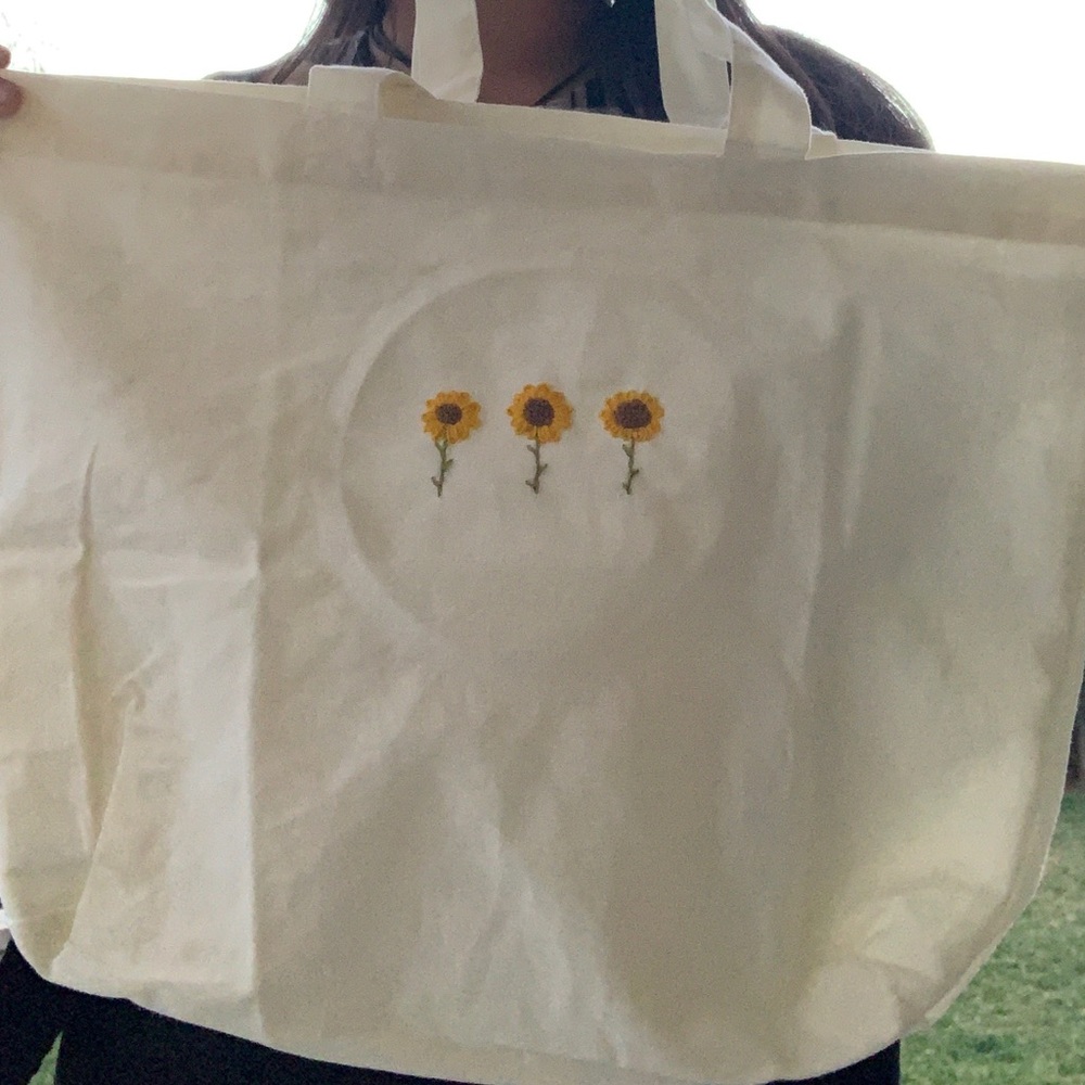Embroidered tote - Picture 2 of 5